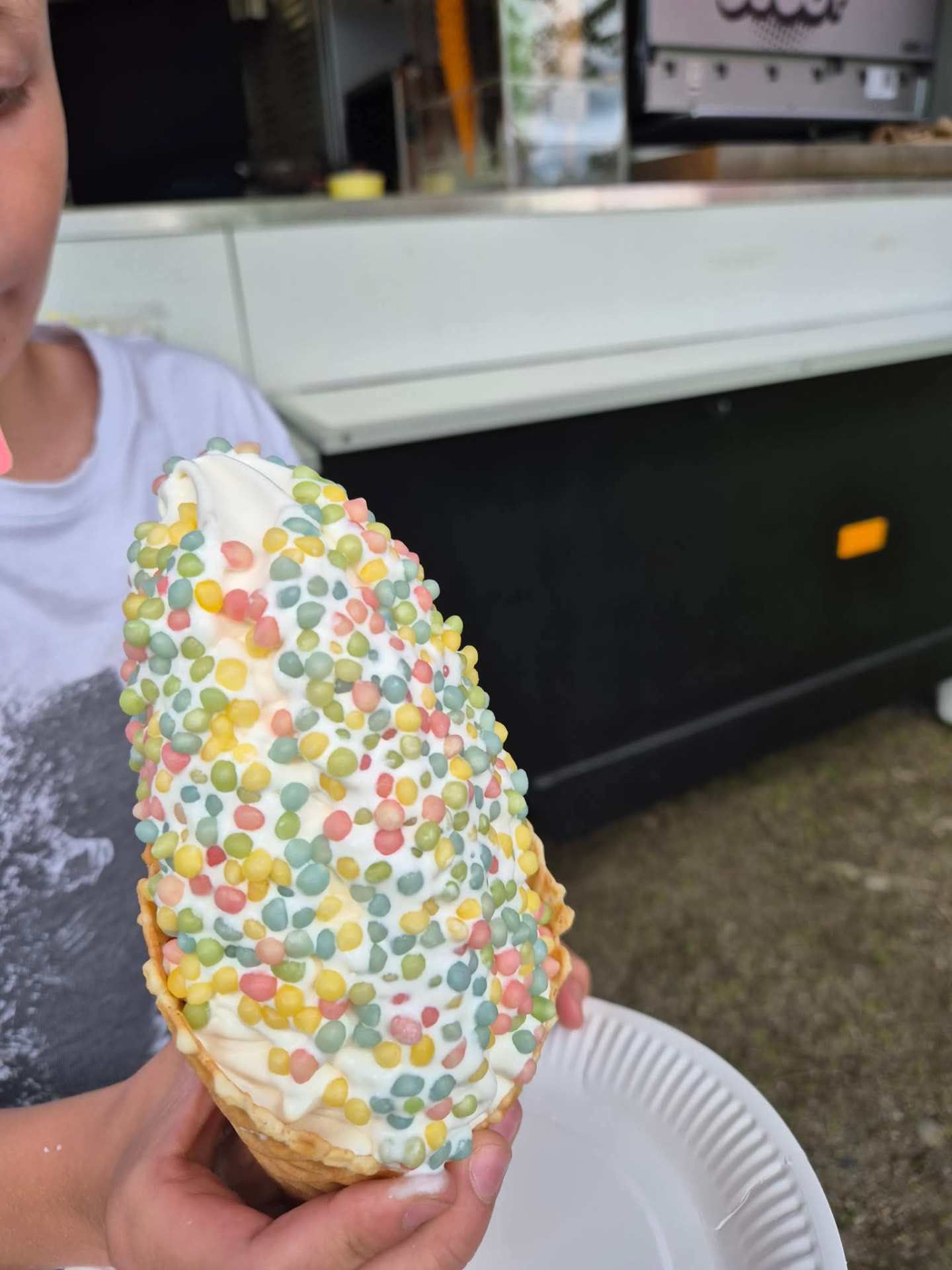 Softis i vaffelkjeks med fargerike kuler