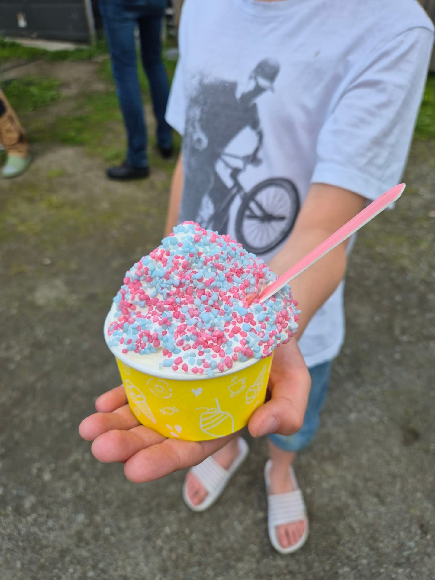 Gult beger med softis og rosa og blå strøssel