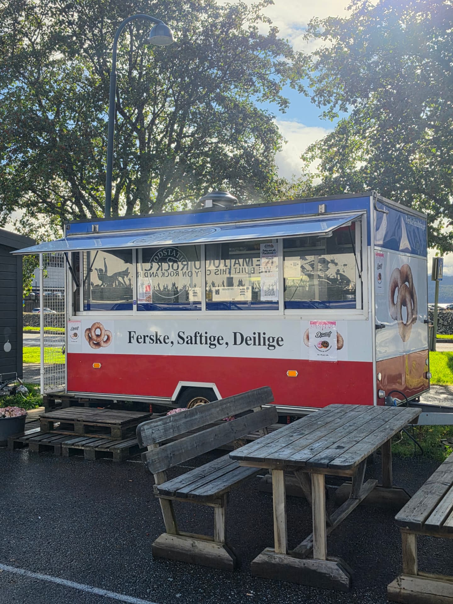 Frista sin vogn med bord og gjester utendørs