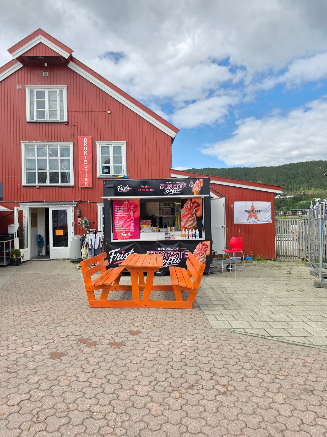 Frista-vogna sett forfra utenfor standen